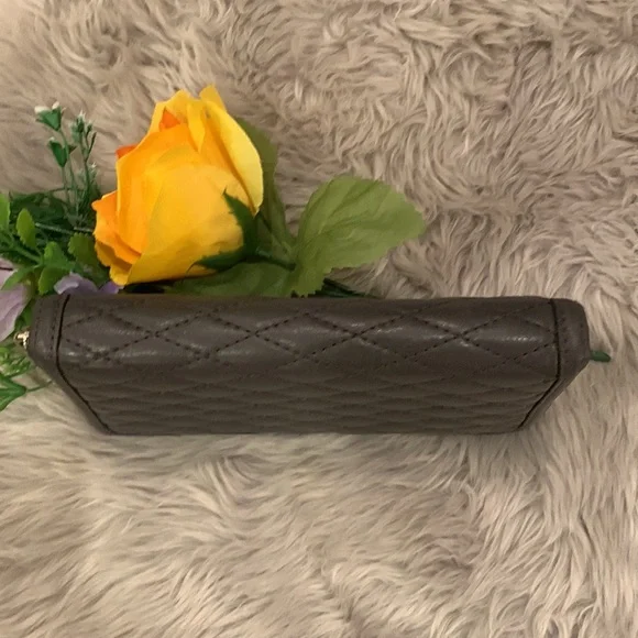 🌹VINTAGE Rebecca Minkoff • Beautiful Gray Quilted Leather Large Zip Wallet - Picture 7 of 16
